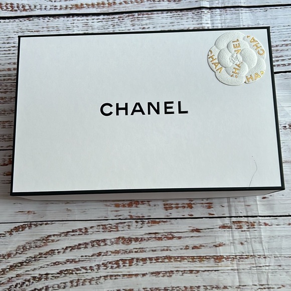 Chanel Box White with Black trim with Chanel tissue paper - Picture 2 of 3